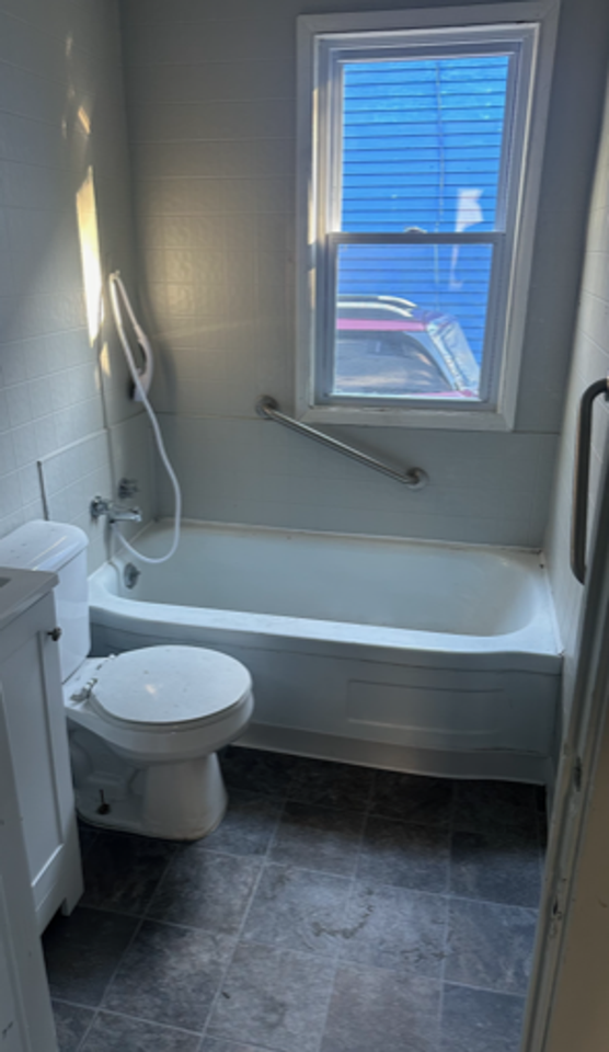 4056 E 136 ST CLEVELAND, OH. 44105 - Photo 3 of 10