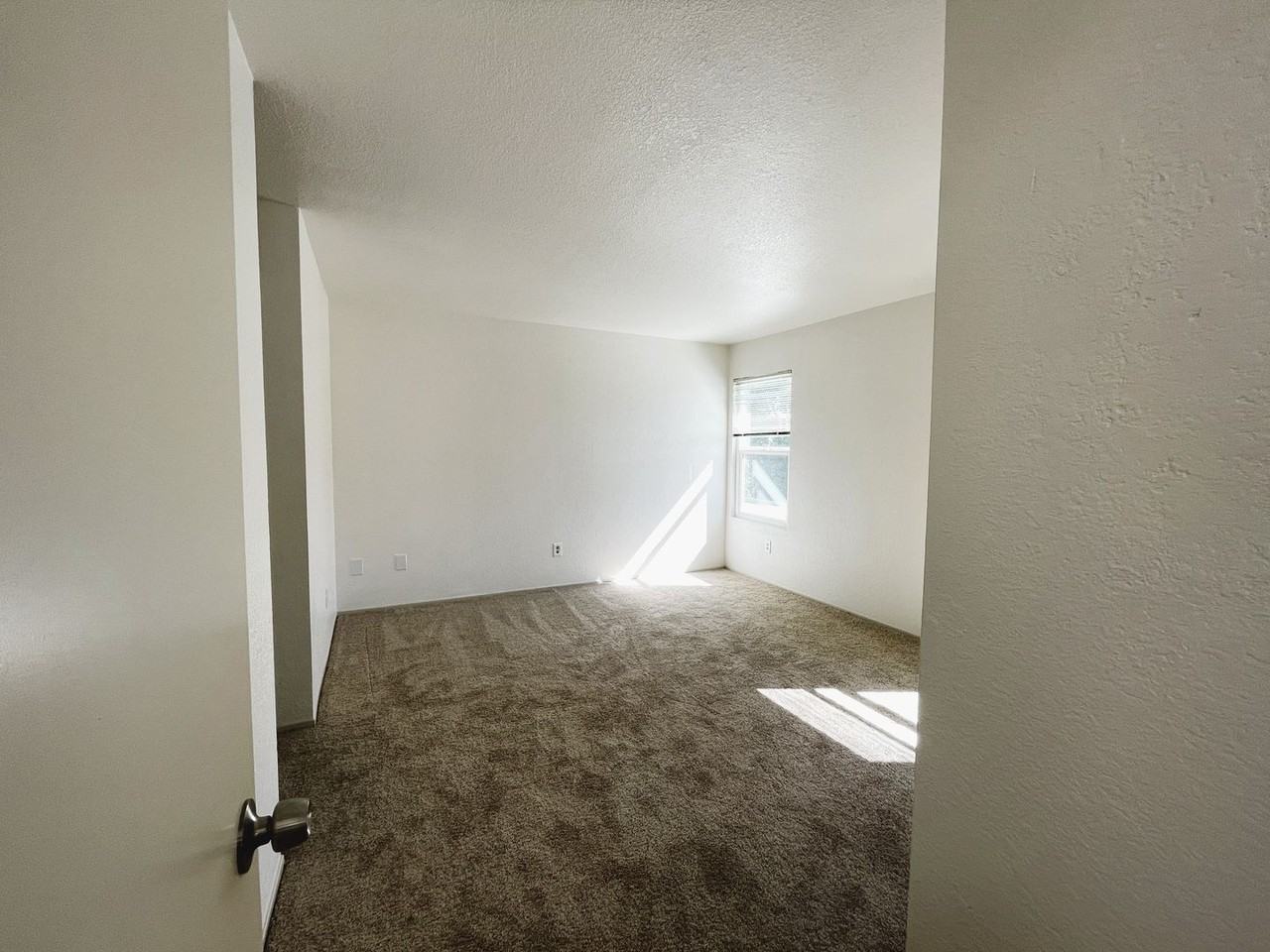 621 Hermes Ct - Photo 5 of 17