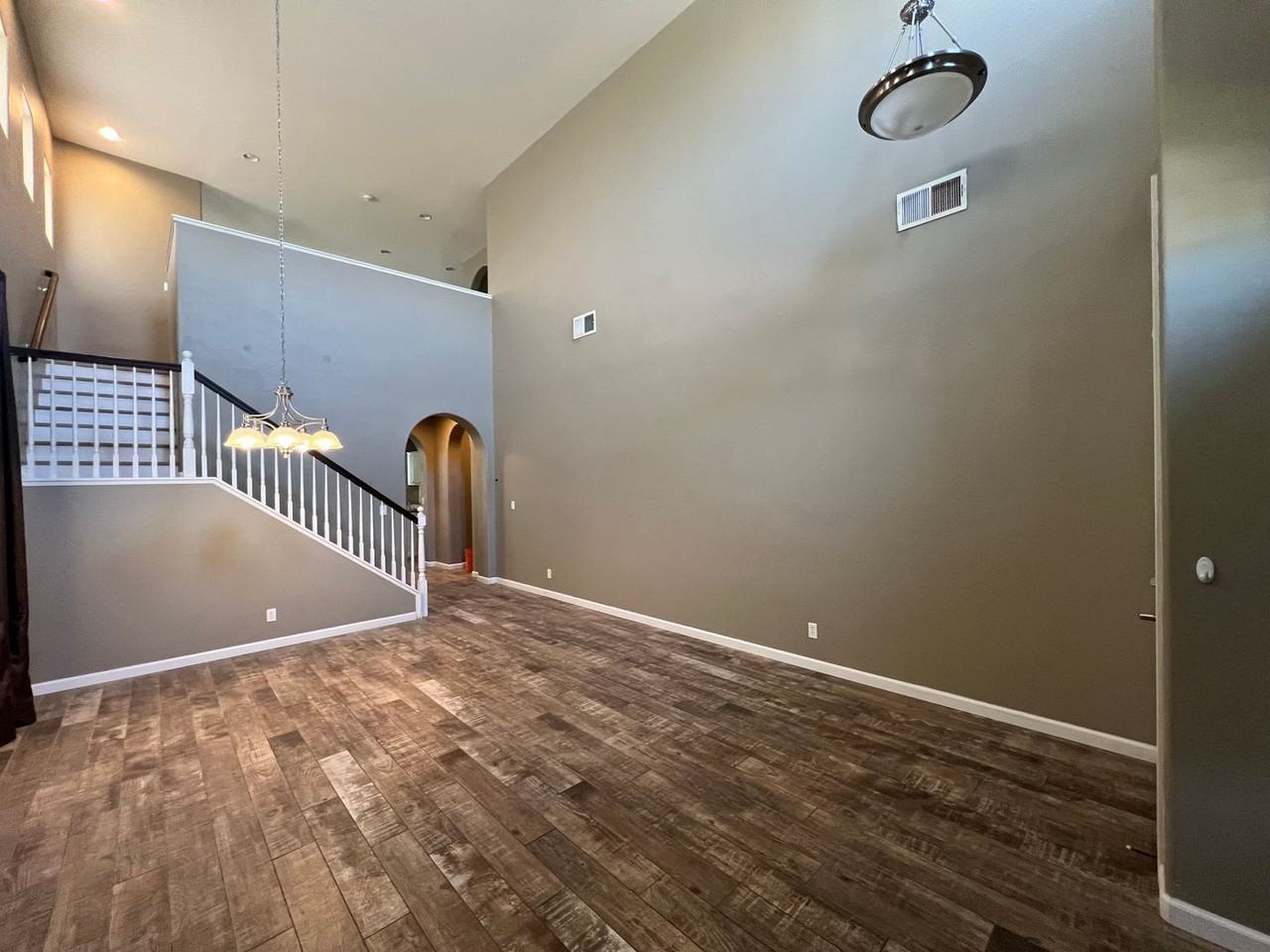 3156 N Applegate Ave - Photo 3 of 21