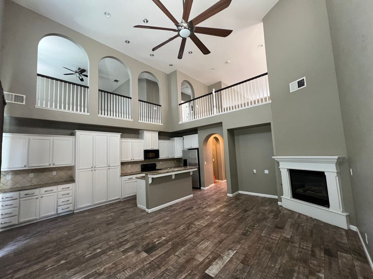 3156 N Applegate Ave - Photo 4 of 21