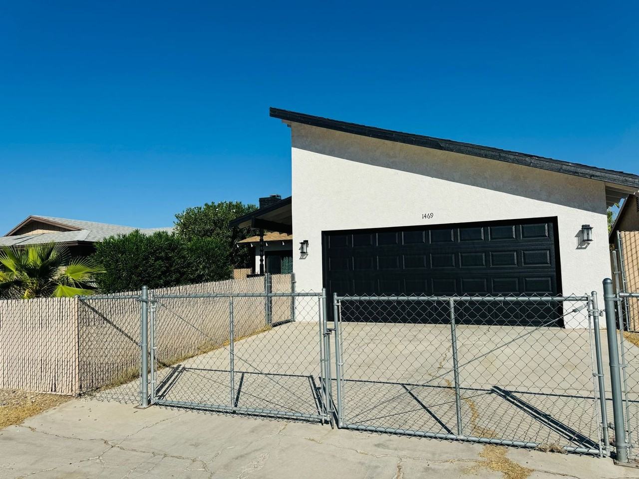 1469 Terrace Dr - Photo 3 of 24