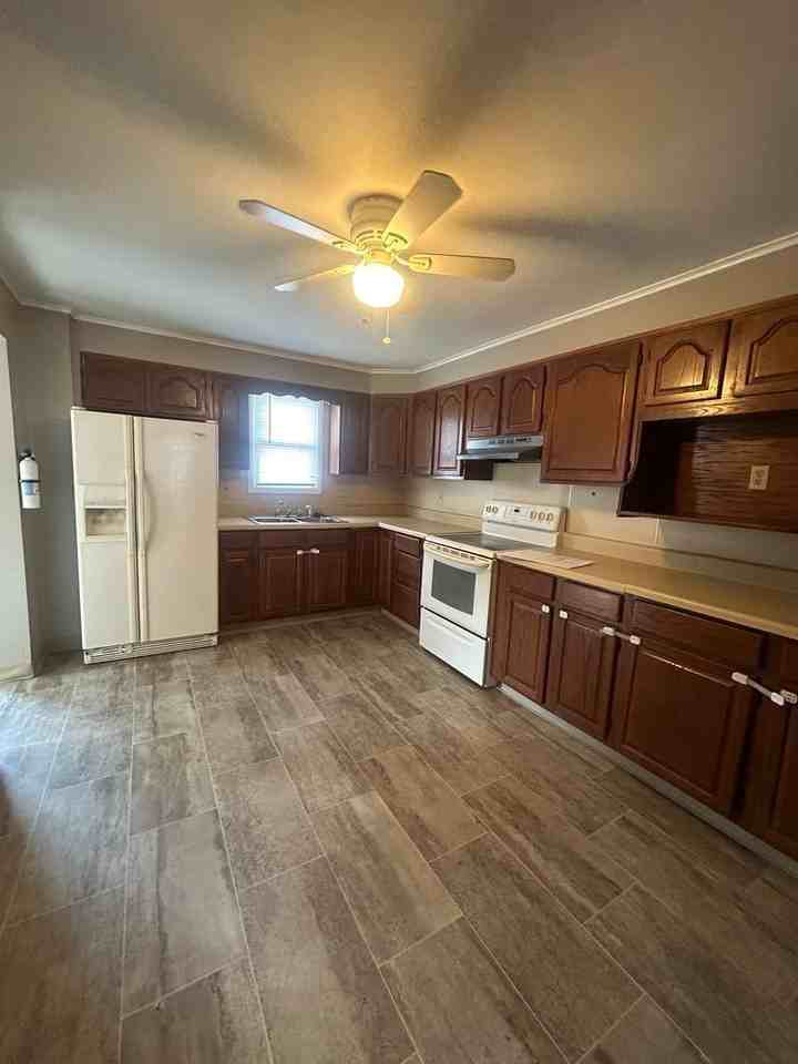 360 S 2nd St - Photo 6 of 27