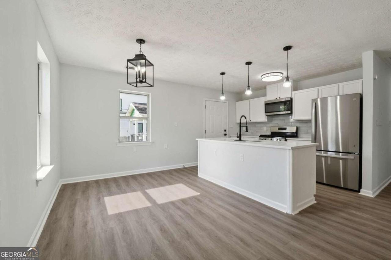 823 Humphries St Sw - Photo 2 of 24