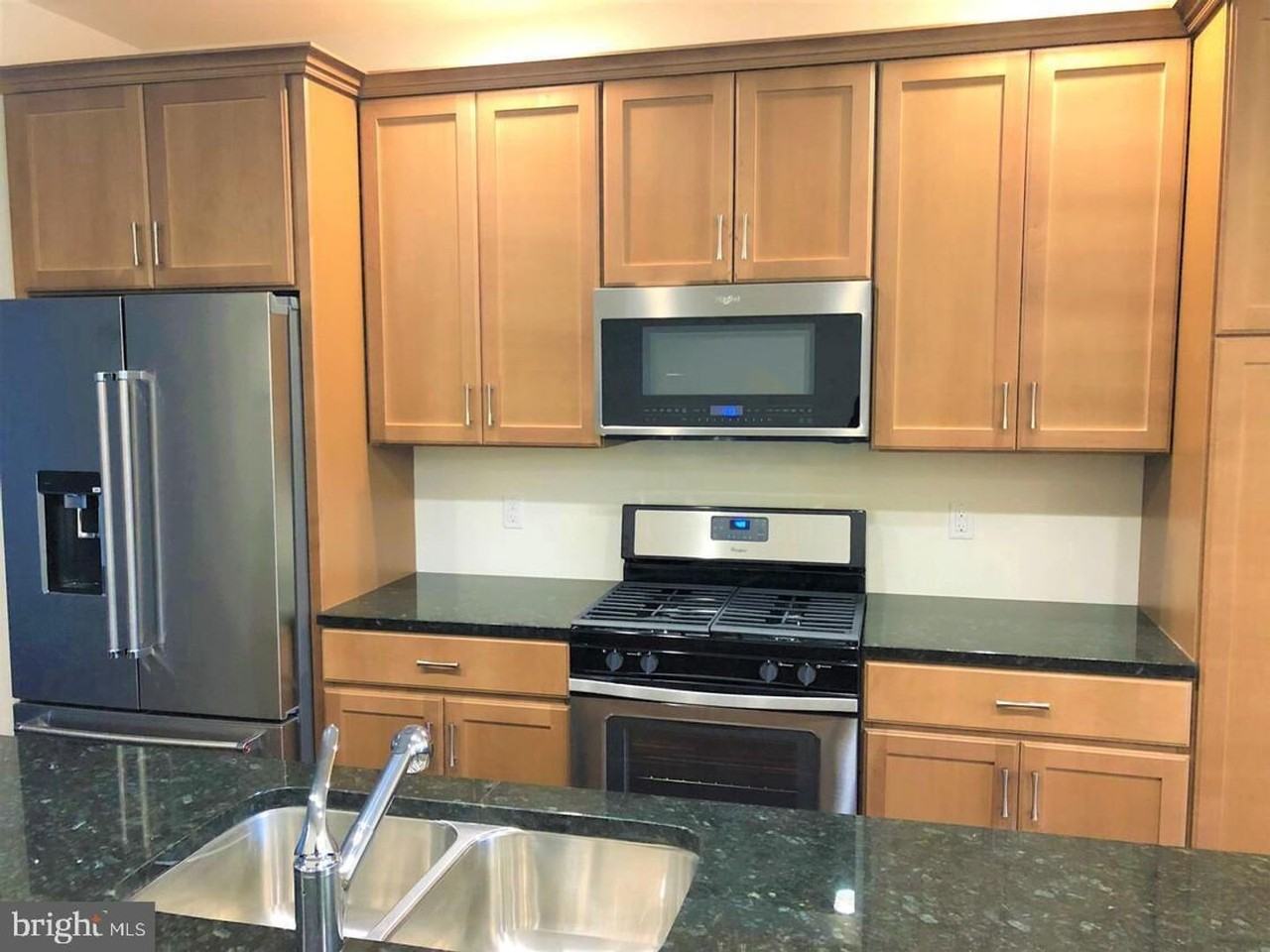 805 Lakeview Ct - Photo 3 of 42