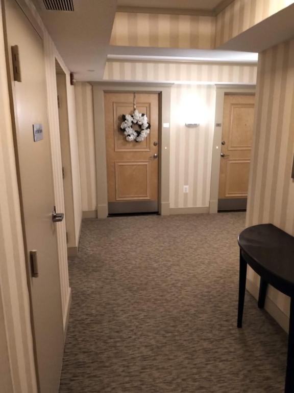 1325 N Pierce St #402 - Photo 3 of 17