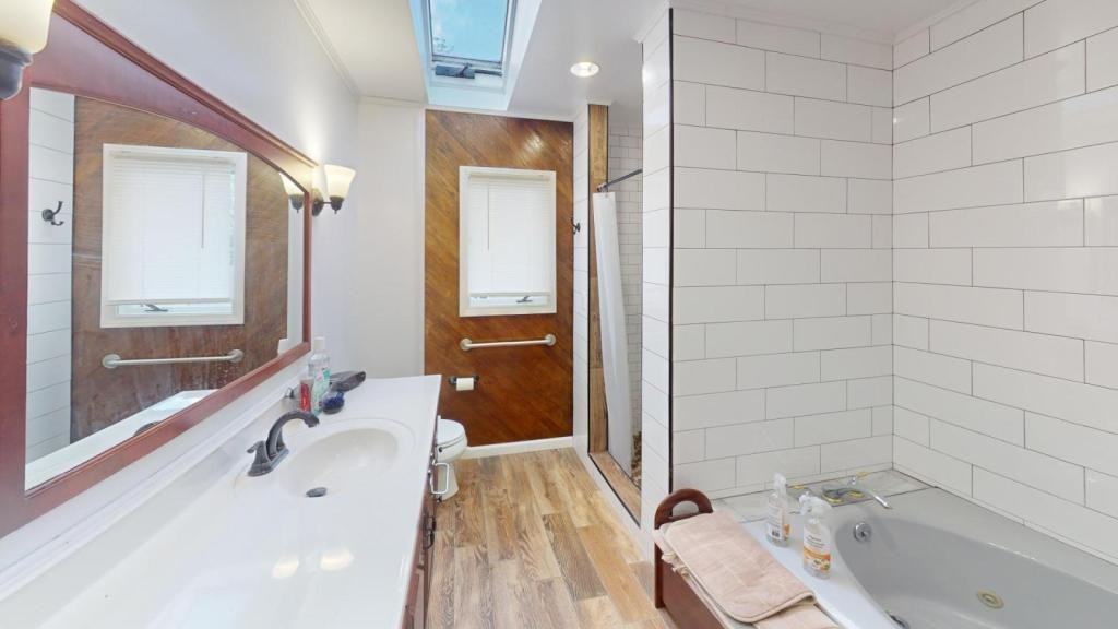 2906 E 33rd St - Photo 3 of 50