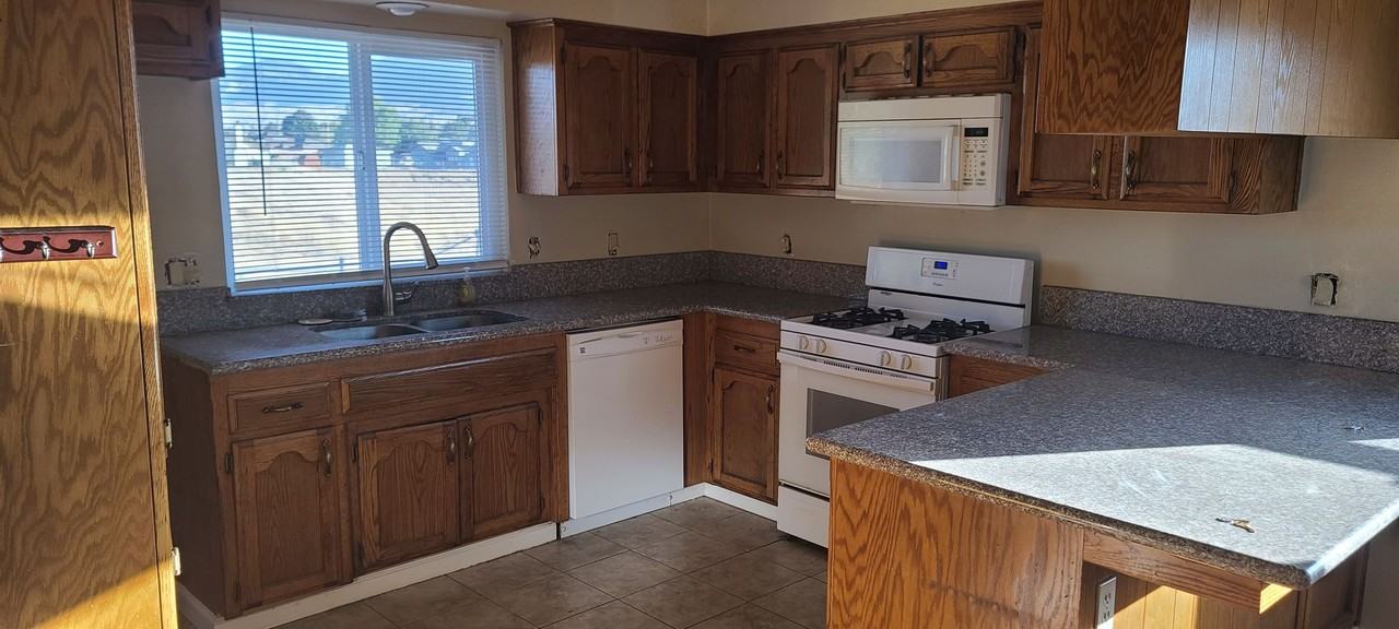 20108 Mesa Dr - Photo 2 of 8