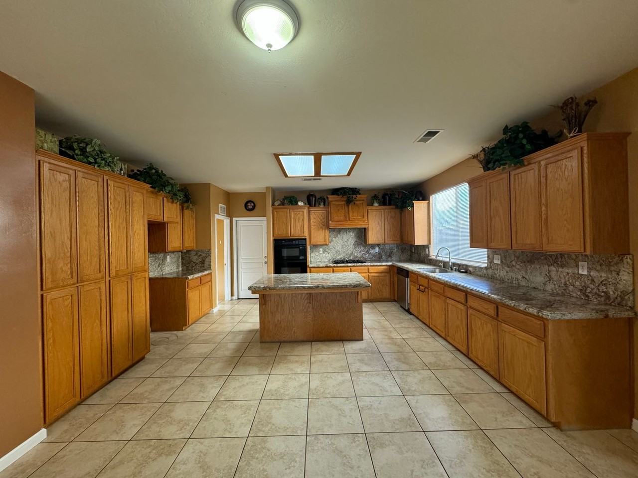 5306 Challenger Ave - Photo 3 of 17