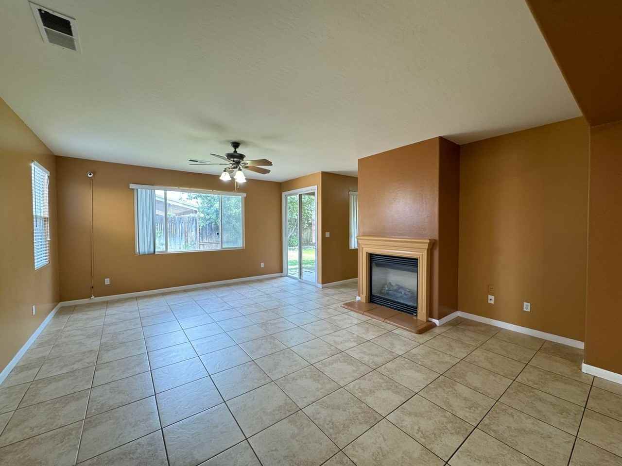 5306 Challenger Ave - Photo 4 of 17