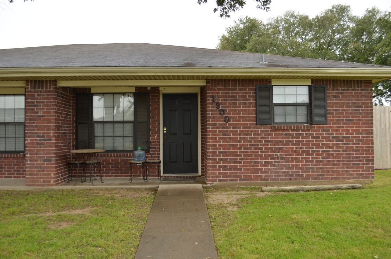1900 Holleman Dr W - Photo 2 of 16