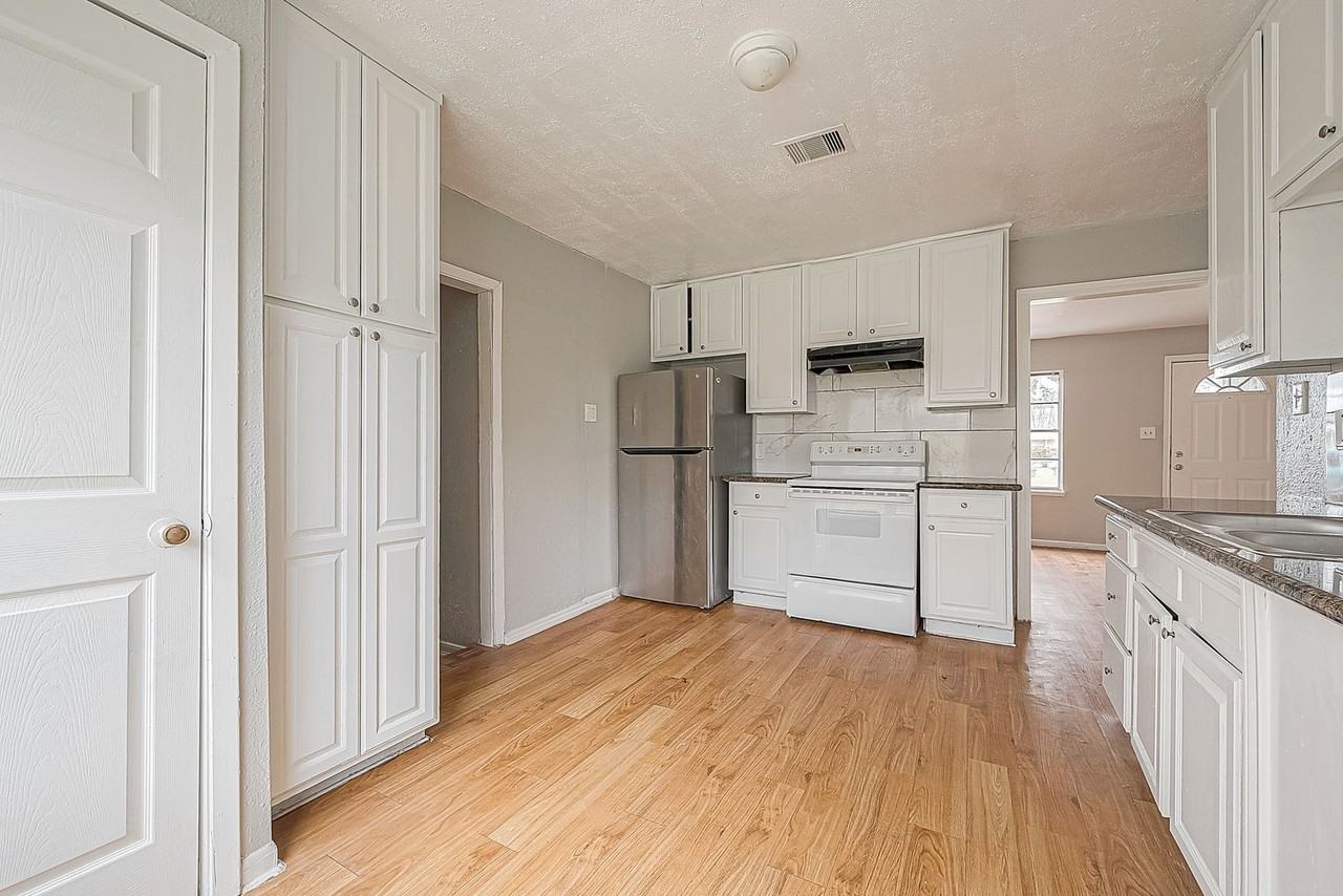 4910 Paradise Ln - Photo 3 of 14