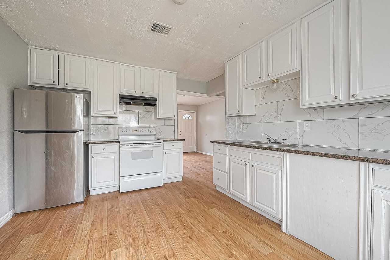 4910 Paradise Ln - Photo 4 of 14