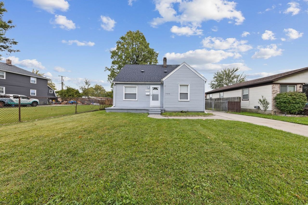 27070 Lawnwood St - Photo 2 of 14