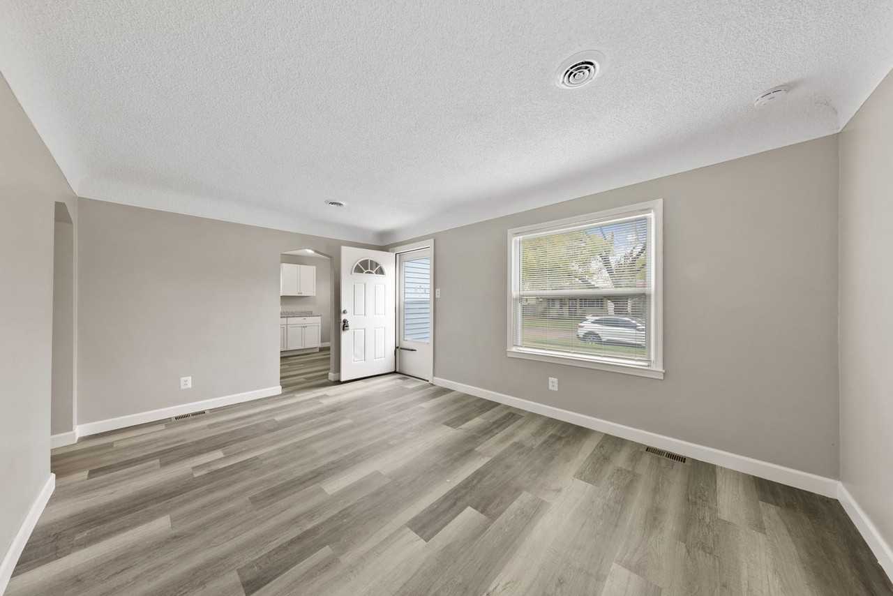27070 Lawnwood St - Photo 3 of 14