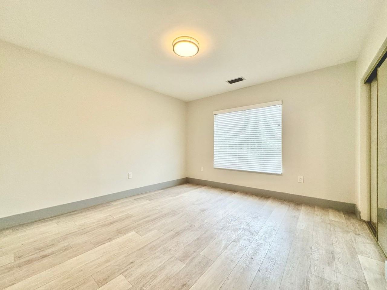 4112 Nw 18th Ave - Photo 5 of 11