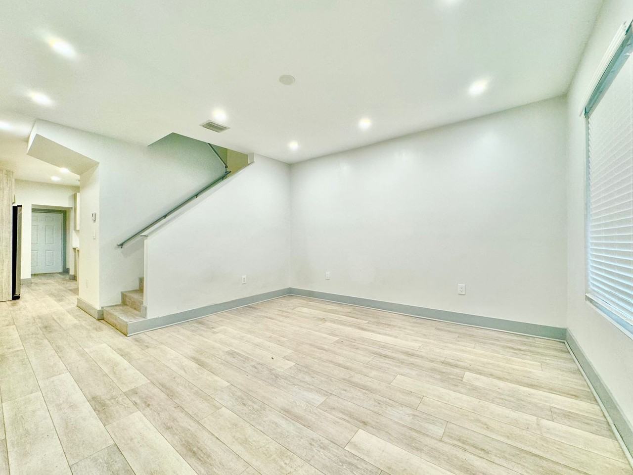 4112 Nw 18th Ave - Photo 3 of 11