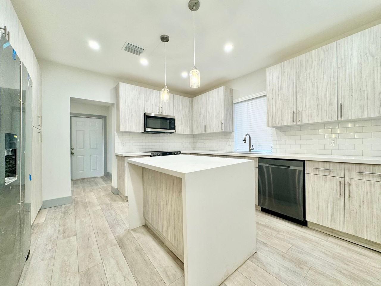 4112 Nw 18th Ave - Photo 2 of 11
