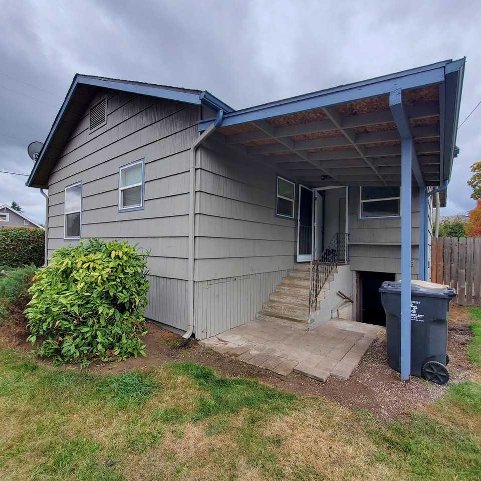 212 Grove St - Photo 2 of 16