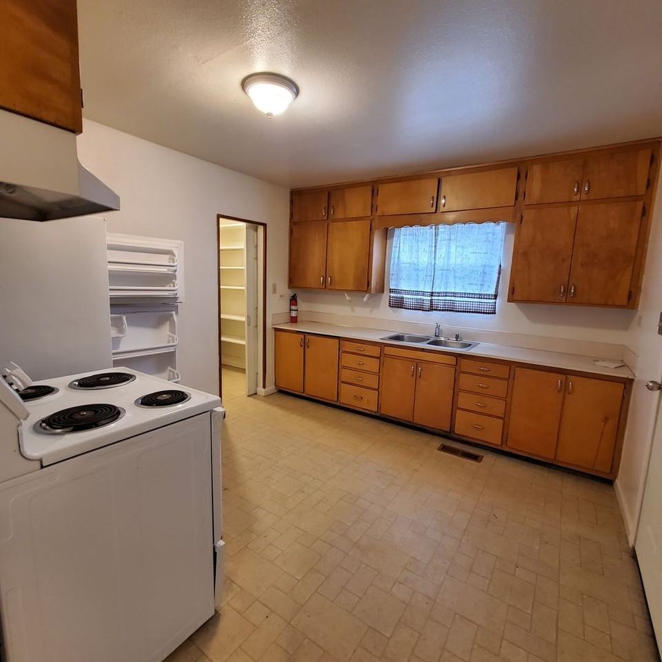 212 Grove St - Photo 7 of 16