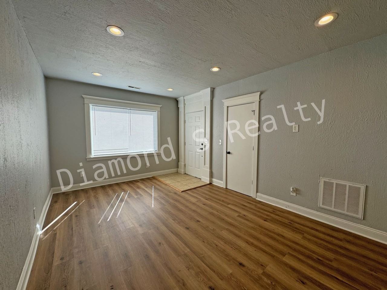 317 E Chase St - Photo 3 of 16