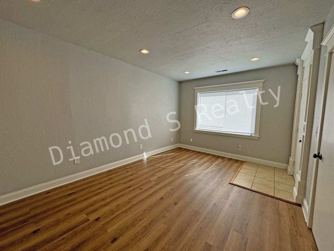 317 E Chase St - Photo 4 of 16