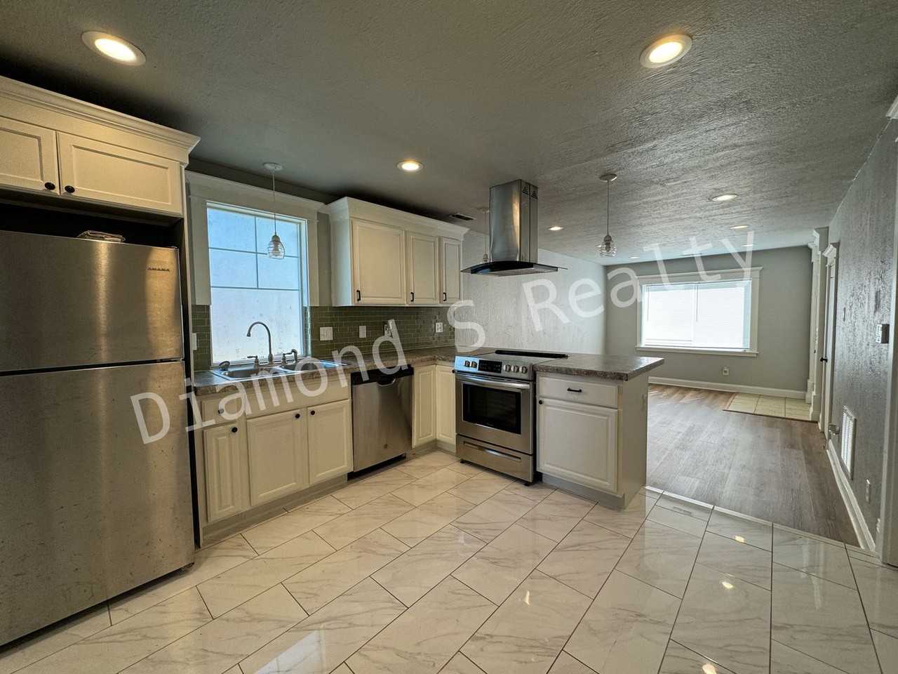 317 E Chase St - Photo 5 of 16