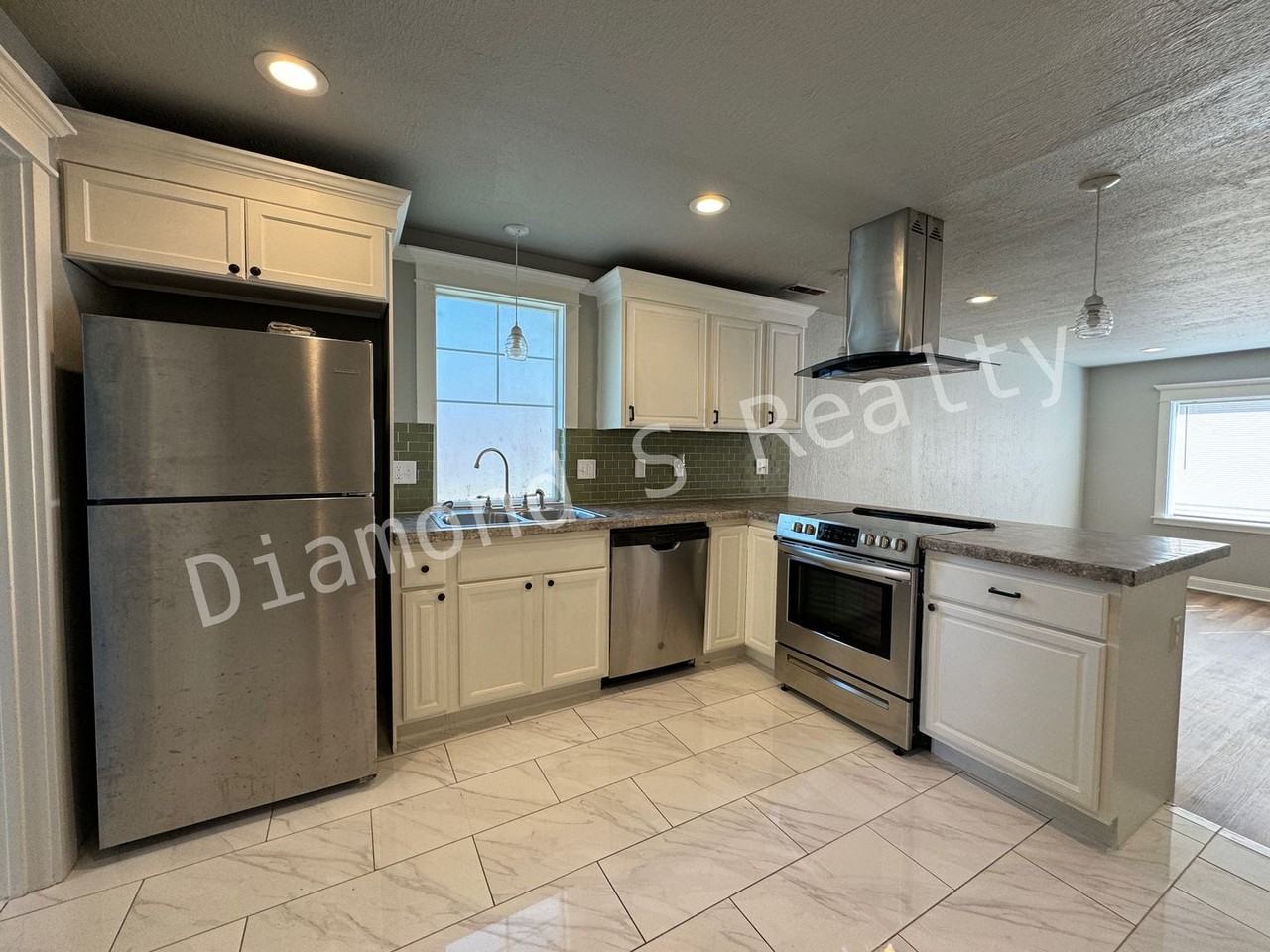 317 E Chase St - Photo 6 of 16