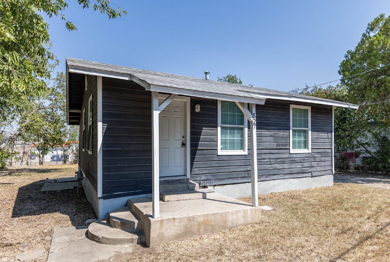 527 Bee St - Photo 2 of 28