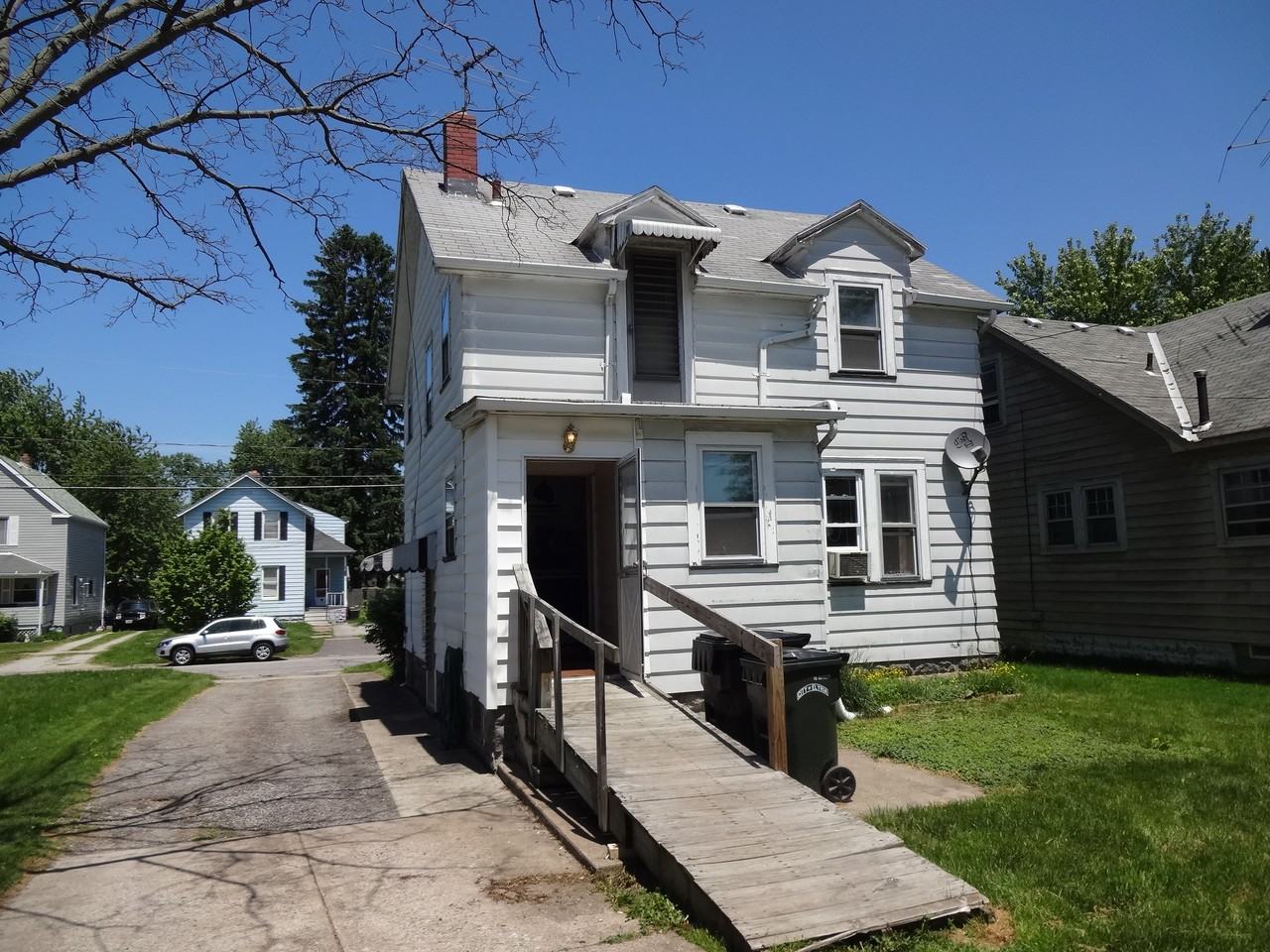 166 Spruce St - Photo 3 of 9