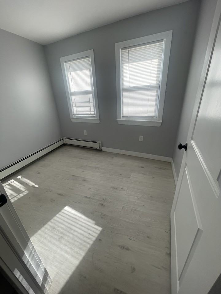 212 Zabriskie St #1R - Photo 3 of 11