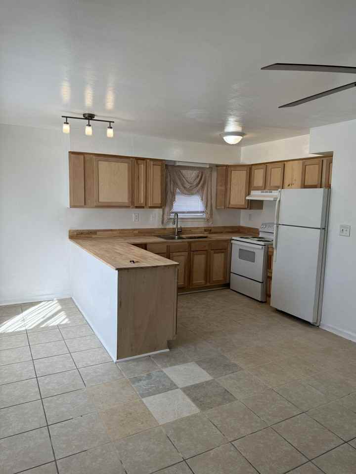 1215 Hoover Ave - Photo 3 of 7