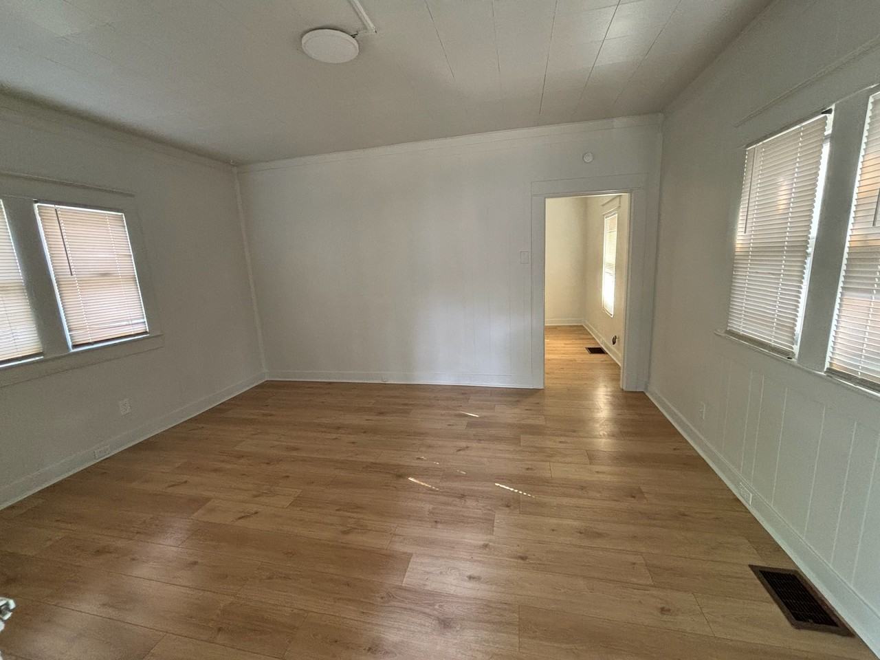 917 Roadway Ave - Photo 2 of 7