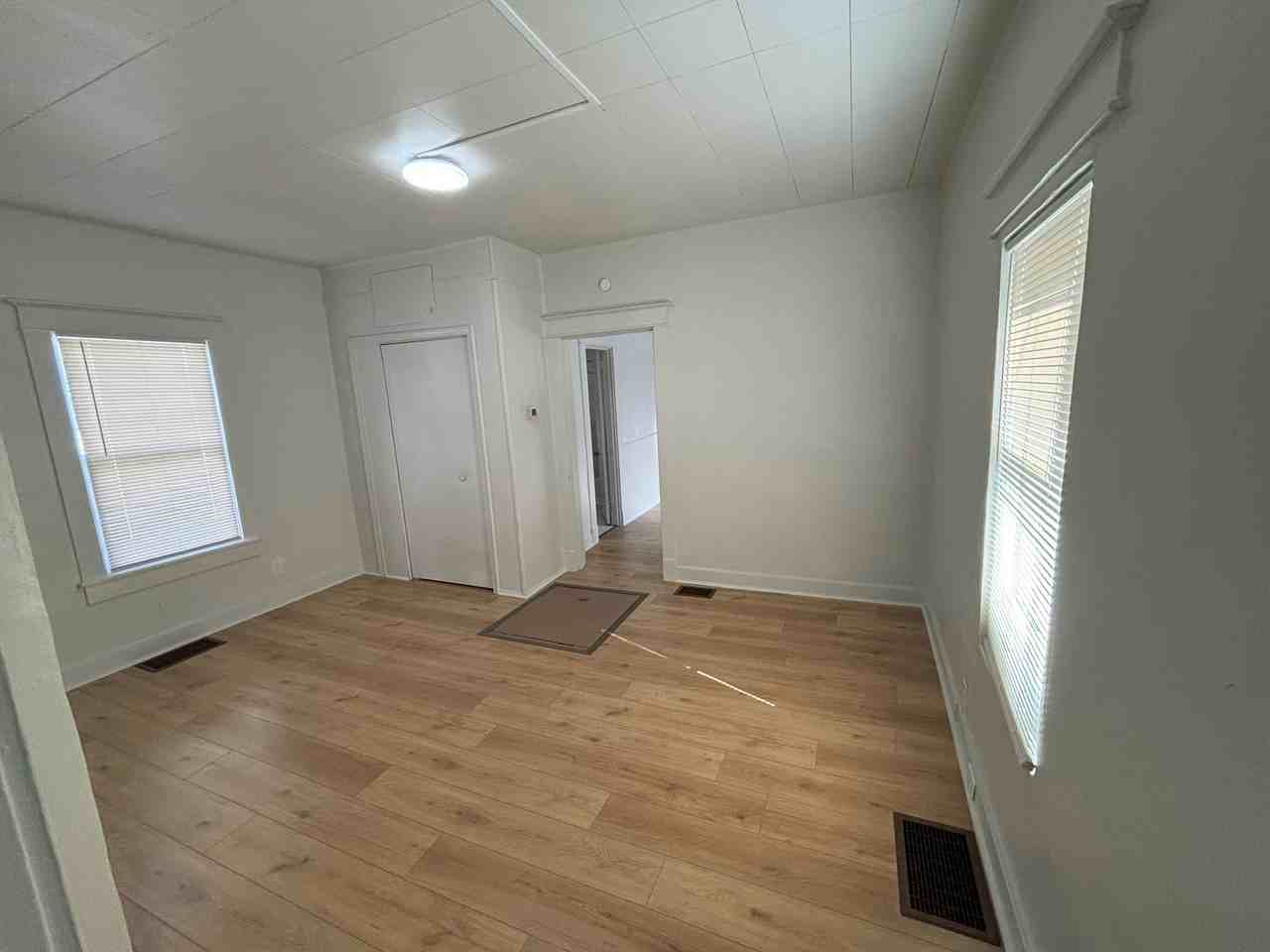 917 Roadway Ave - Photo 3 of 7