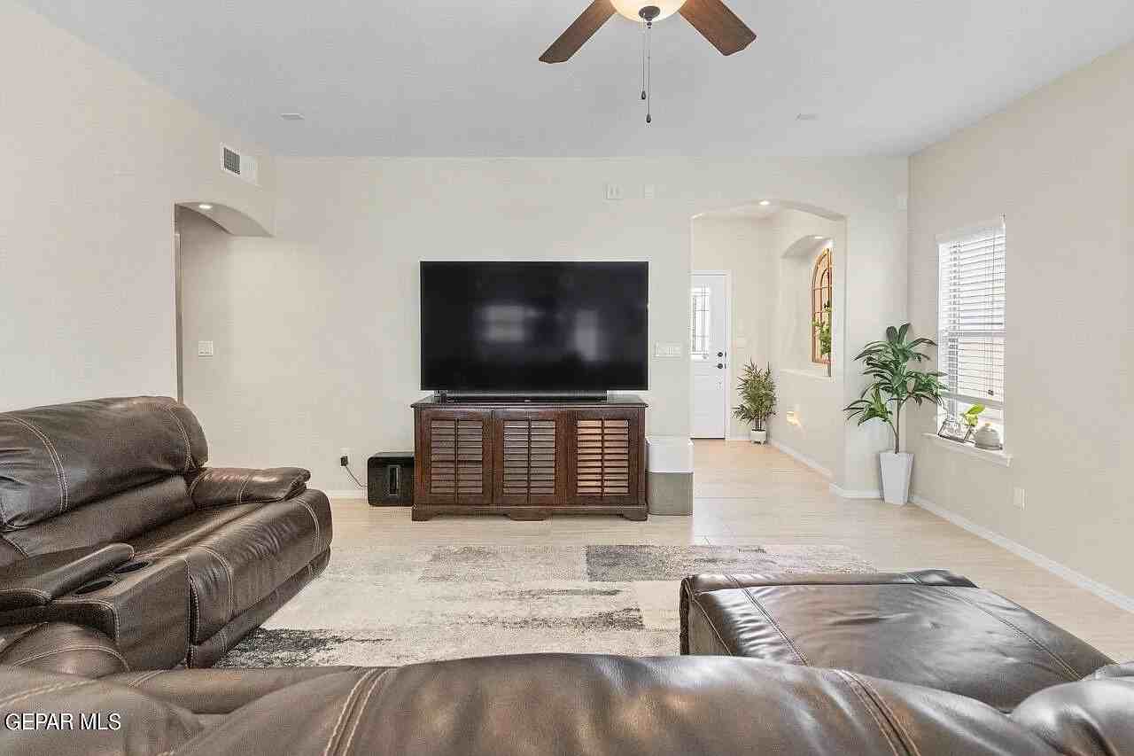 2109 Con Lockhart Pl - Photo 3 of 10