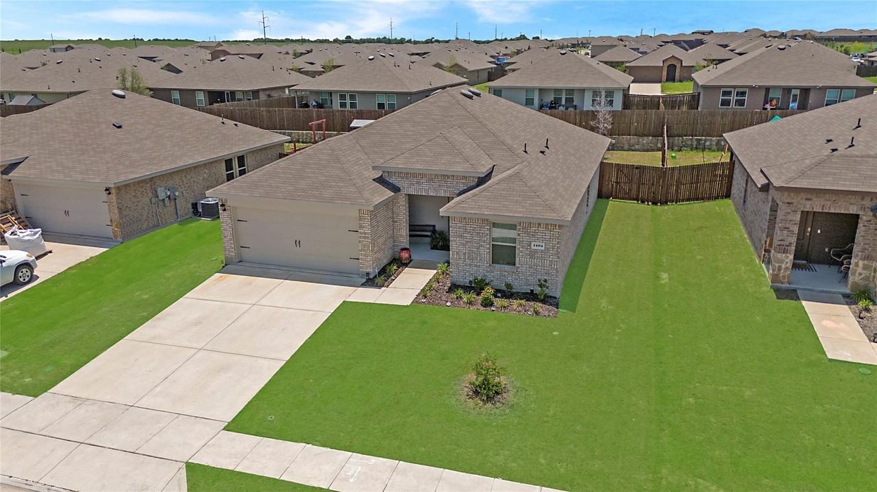 1404 Old Trail Rd - Photo 4 of 27