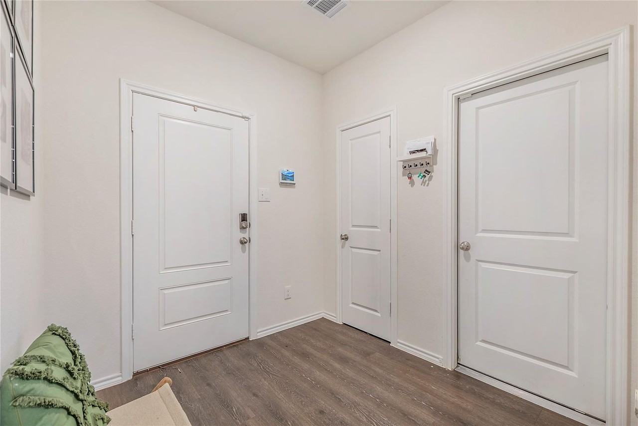 1404 Old Trail Rd - Photo 5 of 27