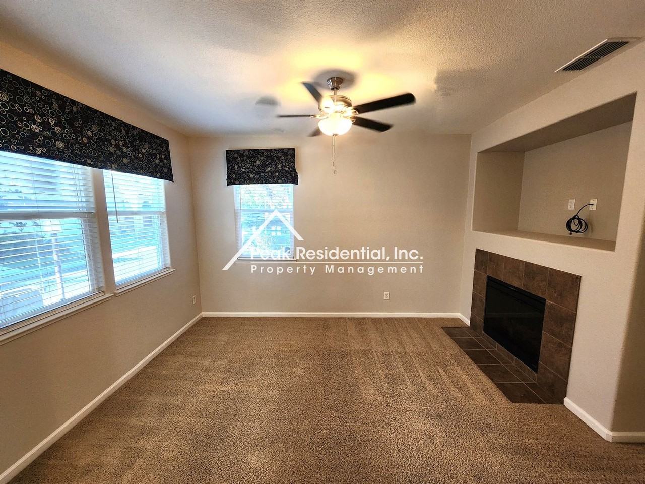 11 Mantauk Point Pl - Photo 2 of 20