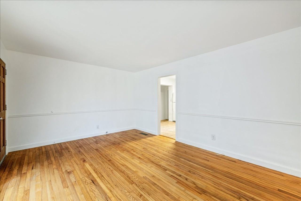 205 Juniper Dr - Photo 4 of 20