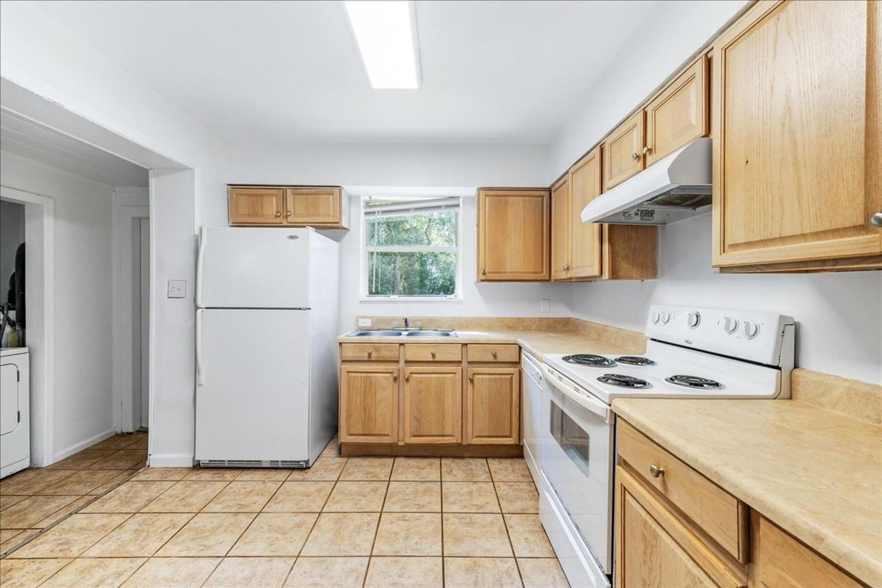 205 Juniper Dr - Photo 5 of 20