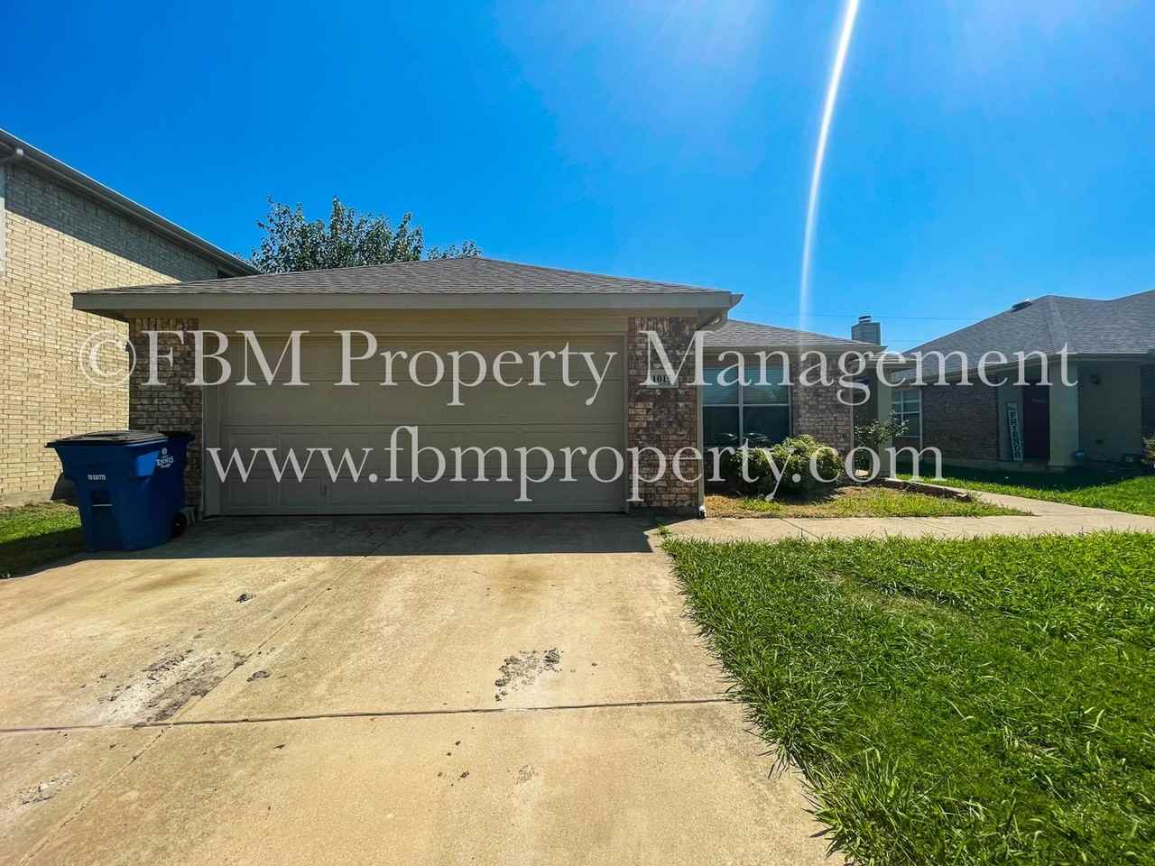 1015 Vicksburg Dr - Photo 2 of 19