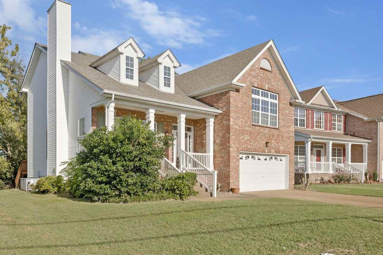 2705 Welshcrest Dr - Photo 3 of 46