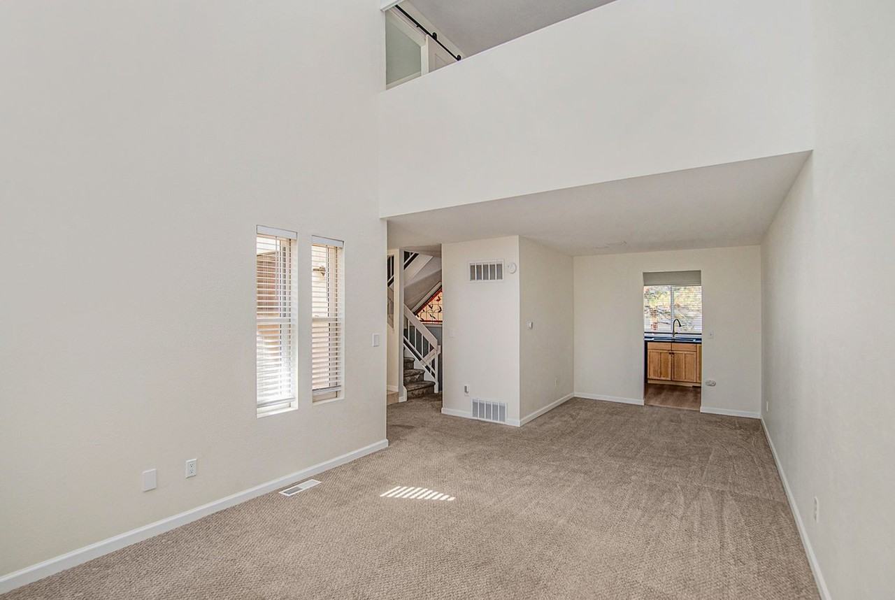 1050 S Monaco Pkwy - Photo 5 of 23