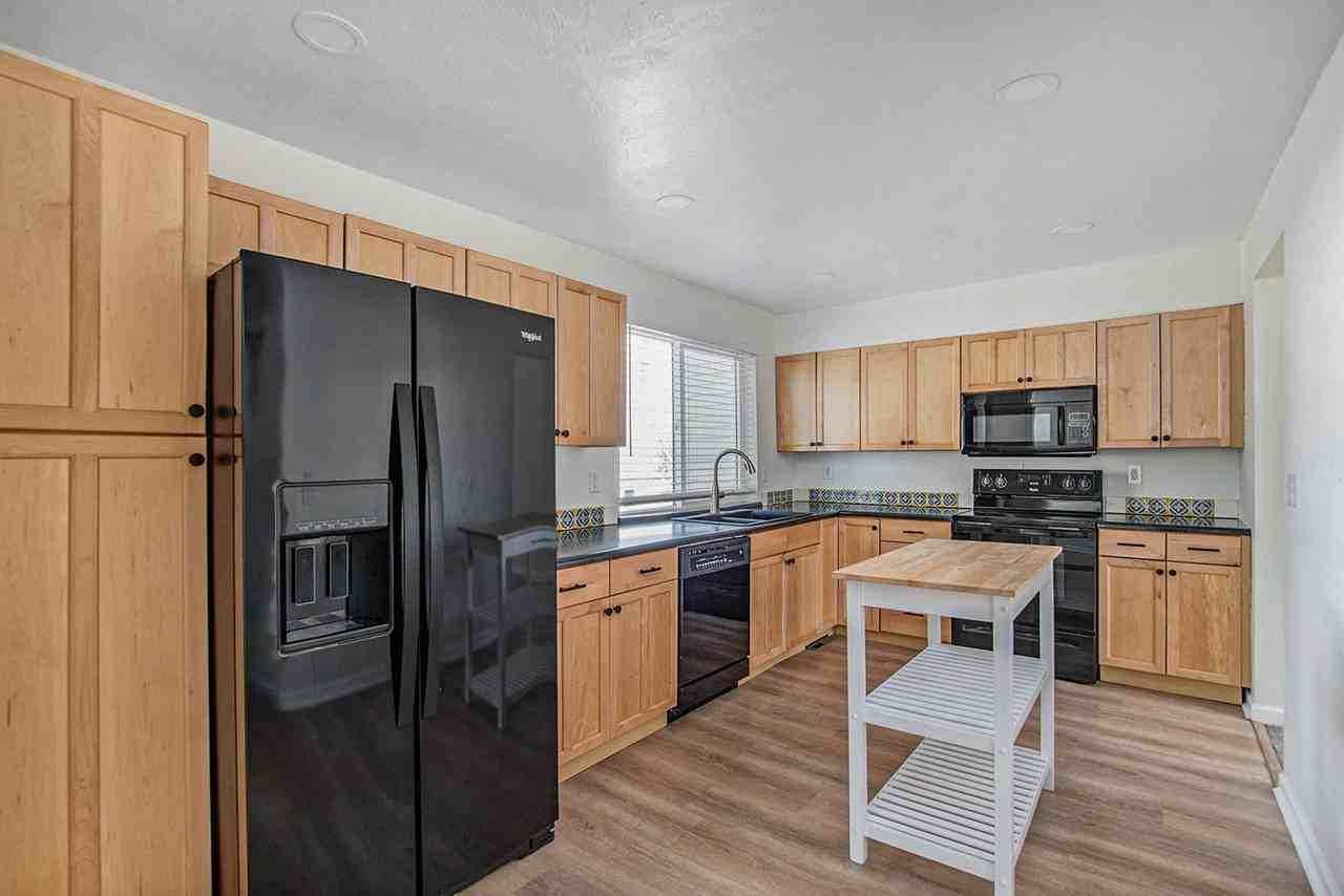 1050 S Monaco Pkwy - Photo 6 of 23