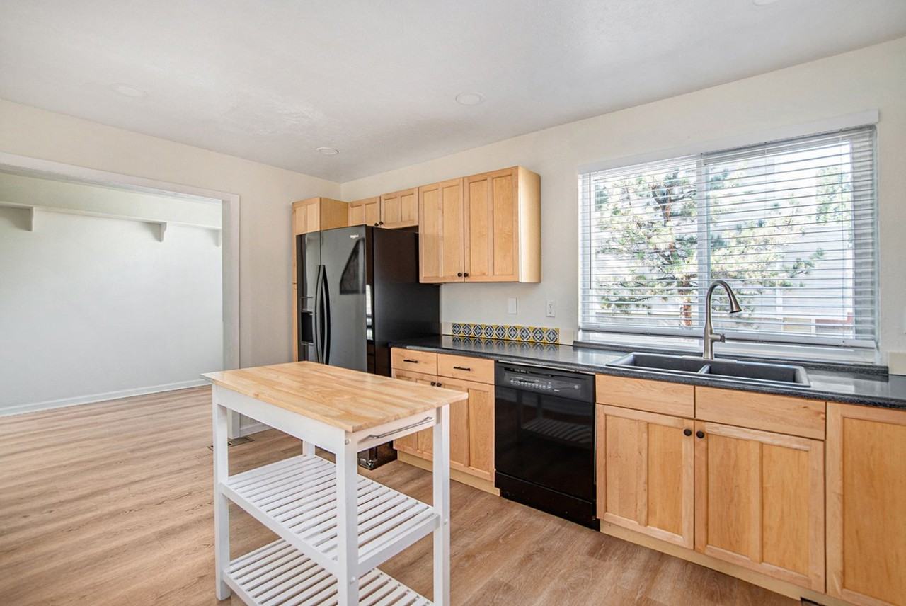 1050 S Monaco Pkwy - Photo 7 of 23