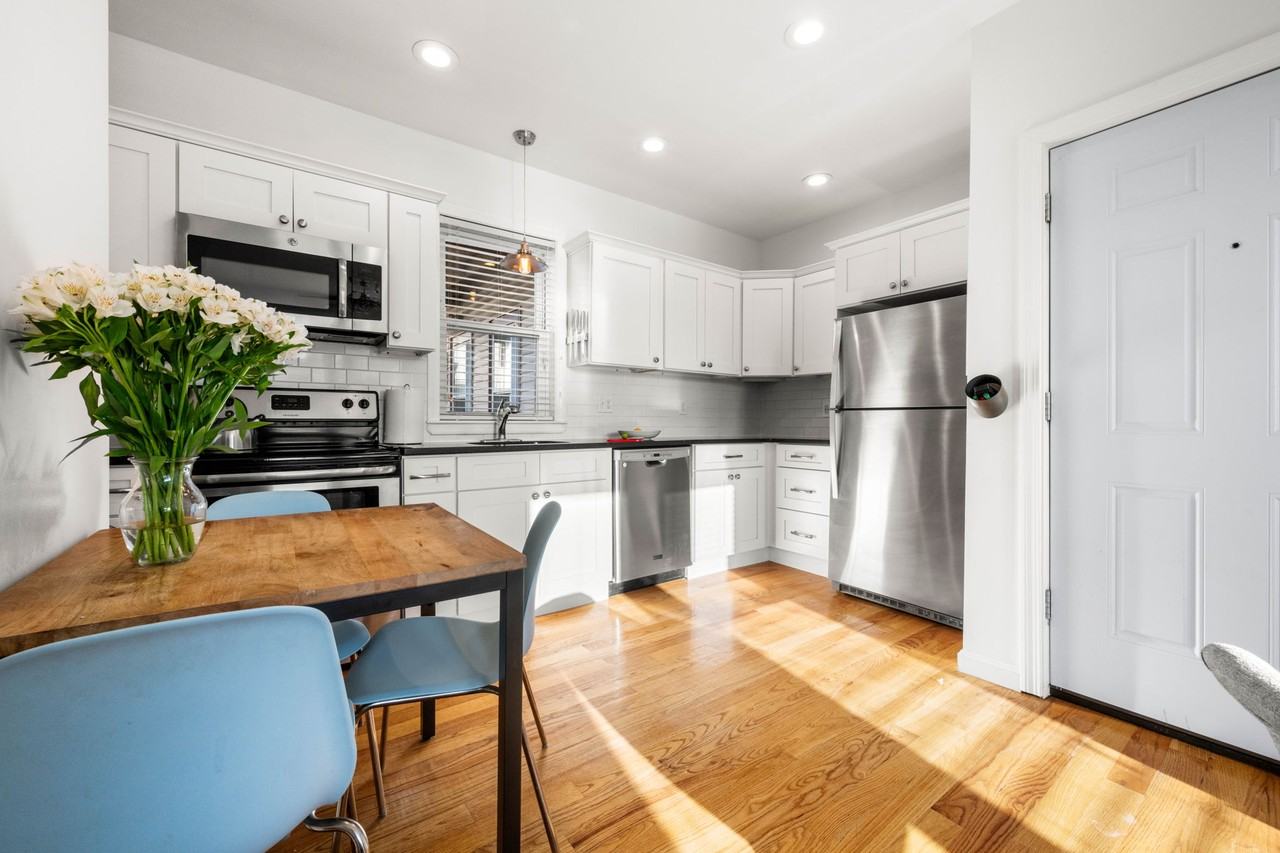 662 Saratoga St #3B - Photo 3 of 16