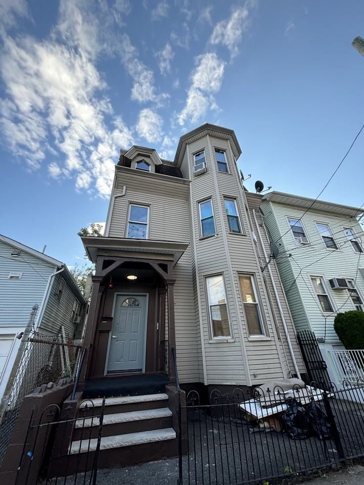 393 Straight St #1