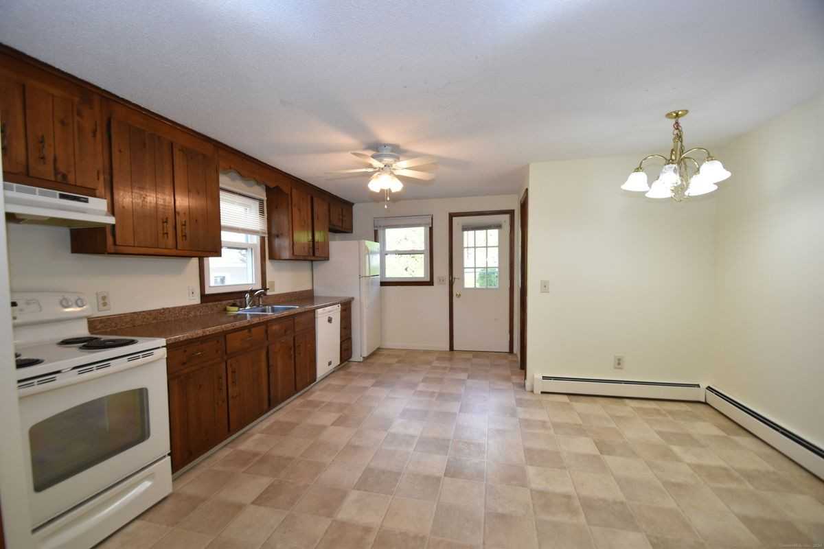 27 1/2 Center St - Photo 2 of 11