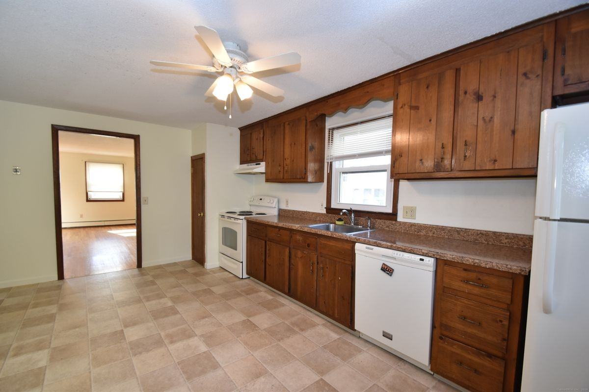 27 1/2 Center St - Photo 3 of 11