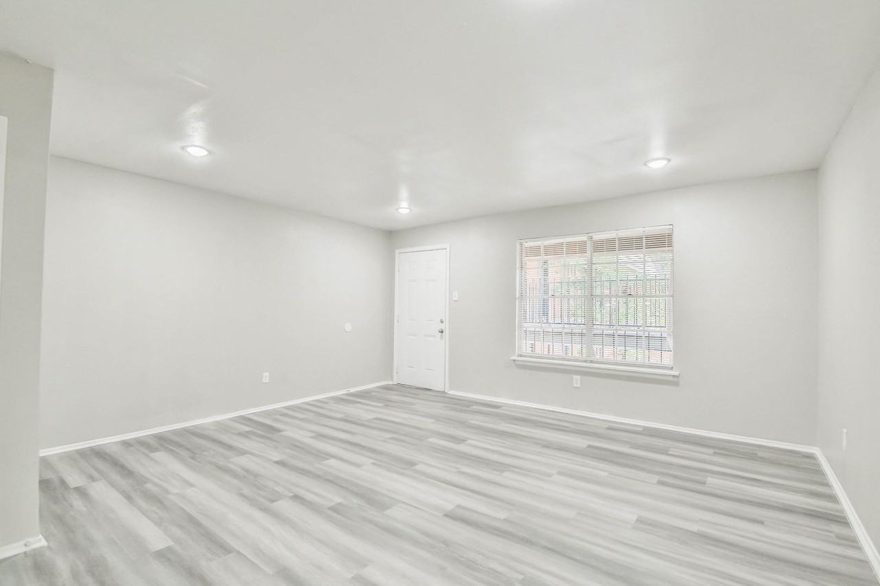 Courtyards on the Park - Photo 3 of 51