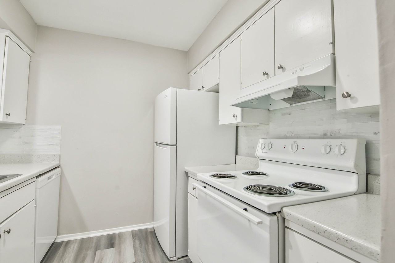 Courtyards on the Park - Photo 6 of 51